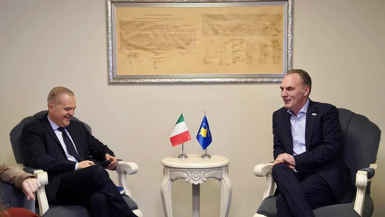 Ambasadori italian takon Fatmir Limajn, flasin për situatën politike në vend