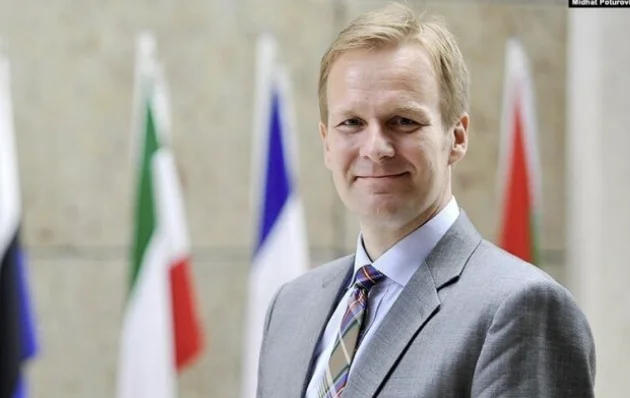 Sorensen s’pret, zhvillon menjëherë biseda të ndara me Bislimin dhe Petkoviqin