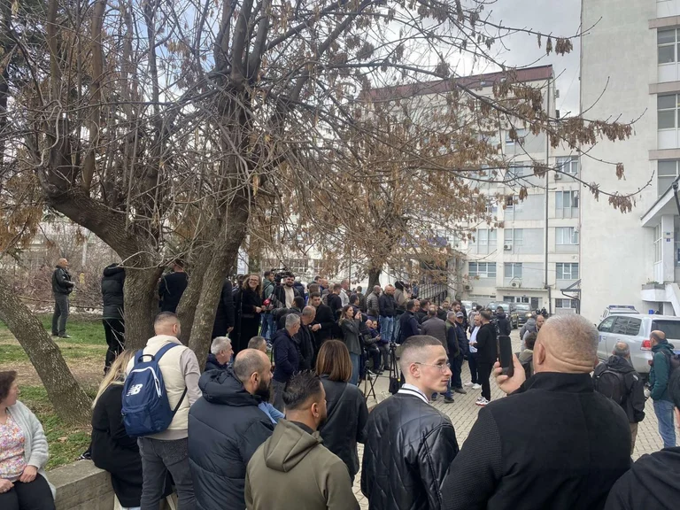 VIDEO| Rritet numri i qytetarëve në QKUK që po presin ta përshëndesin Hashim Thaçin