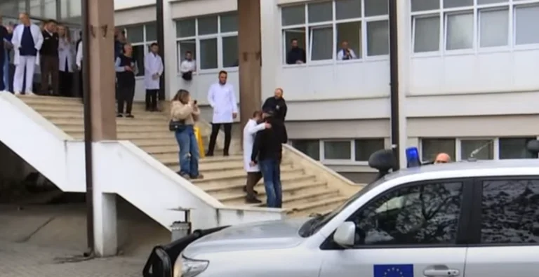 Ky është doktori që i qëndroi krahë Thaçit kur doli nga vizita e babit të tij