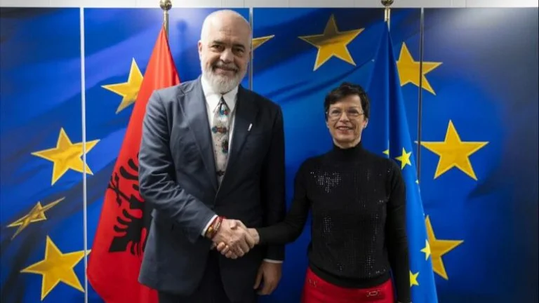 Komisionerja për Zgjerimin në BE viziton nesër Shqipërinë