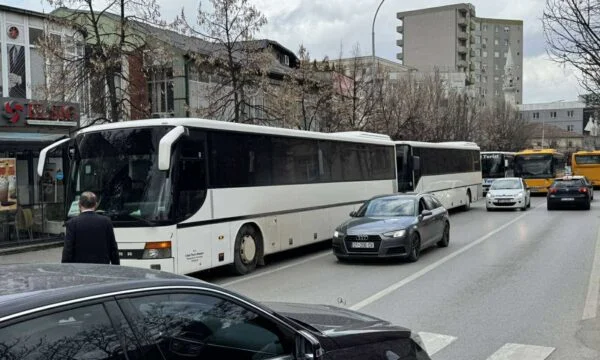 Transportuesit e Llapit në shenjë revolte ndalin autobusët para komunës së Prishtinës, kjo është arsyeja
