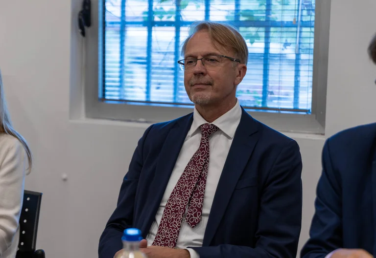 Ambasadori i BE-së në Kosovë takohet me Rutte: Diskutuam për dialogun