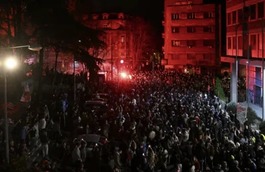 Kaos në Serbi: Studentët bllokojnë hyrjet e dy televizioneve atje