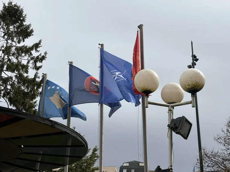 Në pritje të Ruttes, presidenca vendos flamuj të Kosovës, Dardanisë, NATO-s e UÇK-së