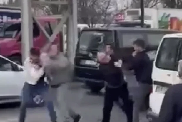 Rrahje ‘Te Rrethi’ në Prishtinë, gjithçka ndodhi në mes të kolonave (VIDEO)