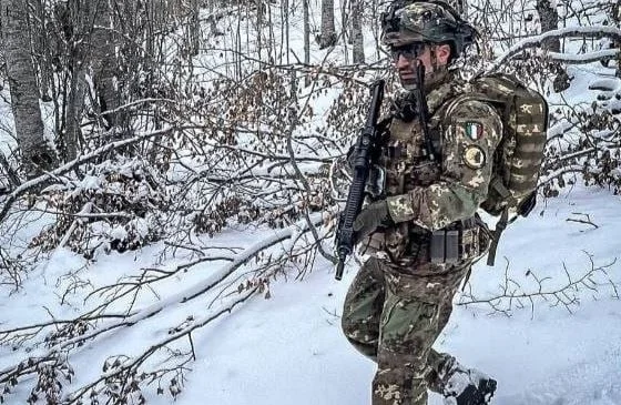 Des soldats italiens patrouillent le long des frontières du Kosovo