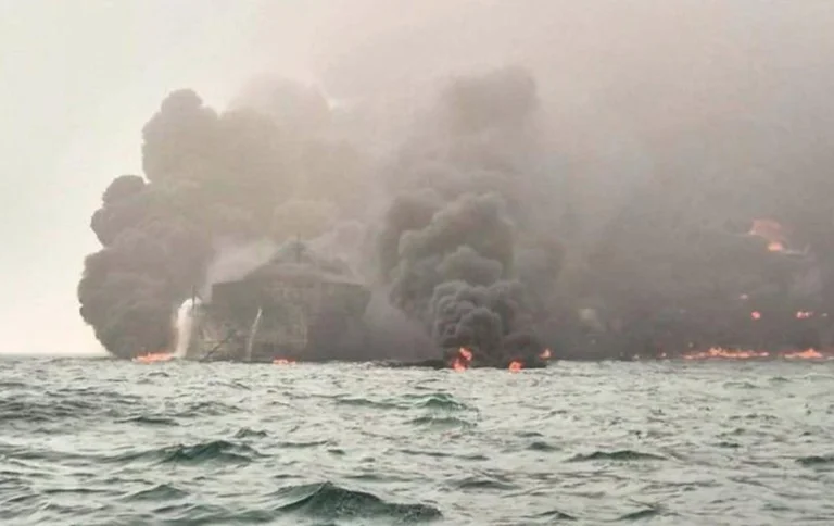 Schwerer Meeresunfall an der englischen Küste, Tanker explodieren