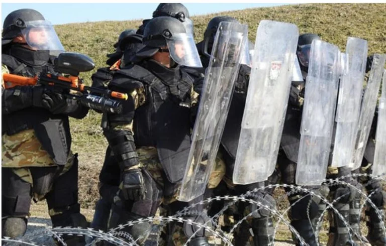 KFOR capacitando para el control de multitudes, disturbios
