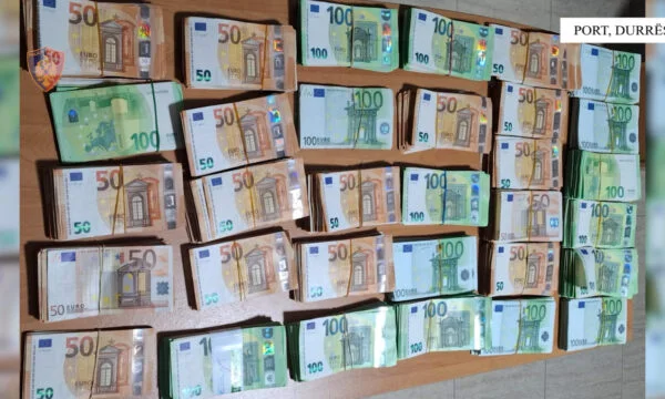 Essayé de franchir la frontière albanaise avec plus de 223 mille euros non déclarés, arrêté âgé de 36 ans