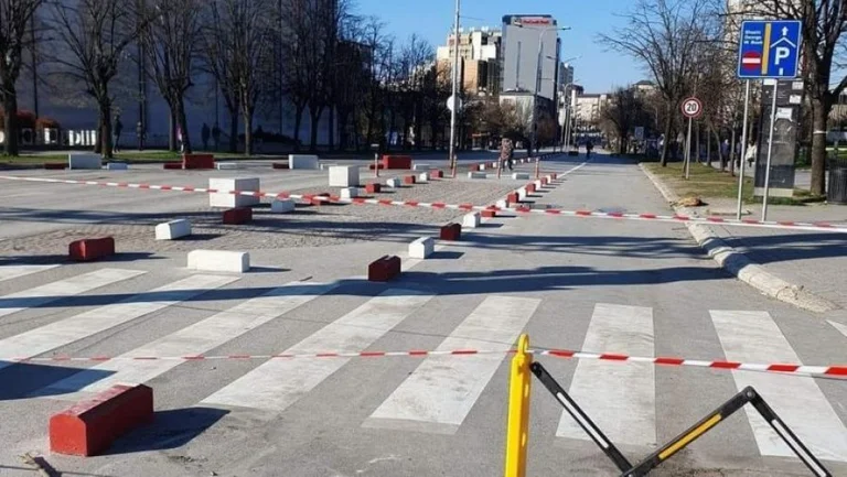 Aujourd'hui, les travaux commencent sur la place George Bush, la route de la circulation se ferme