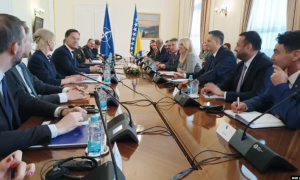 Generalsekretär - General NATO erreicht Sarajevo