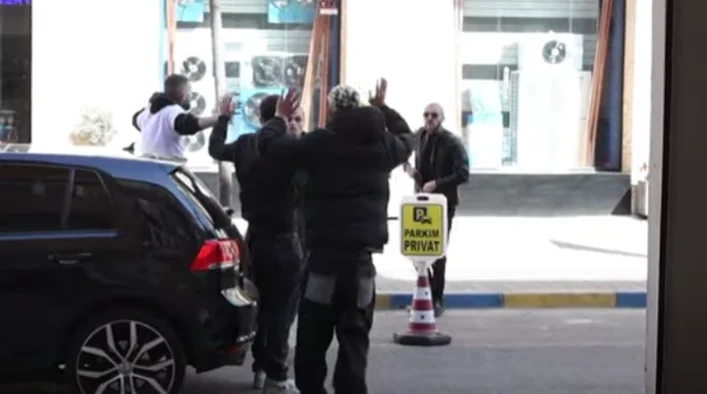 La cámara oculta va mal, el ex oficial del Gran Hermano Vip 4 dirige el arma a los actores.
