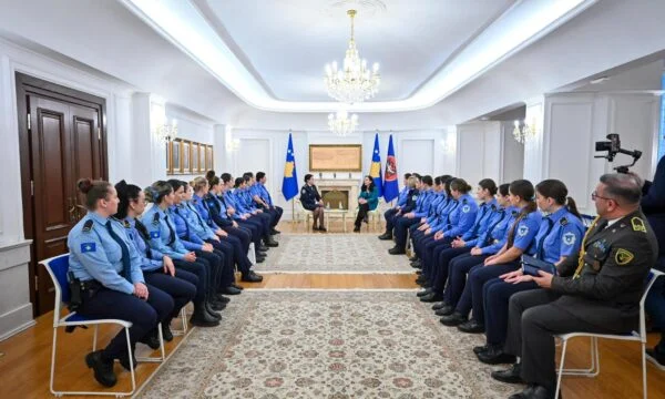 Osmani loue le travail des femmes au Kosovo Service de correction