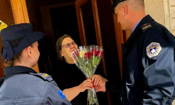 Policía de Kosovo envía rosas para el 8 de marzo a la madre Ferdoje Cerkezi