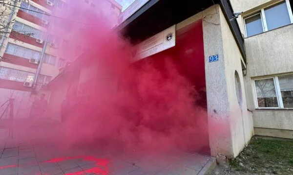8. März: Demonstranten werfen rote und Rauchfarbe vor der Polizei, Gericht