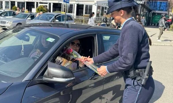8 Marte: La polizia di Pec diffonde fiori alle donne per strada