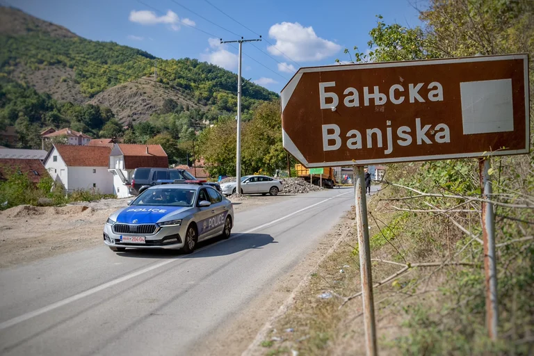 KFOR trova veicoli sospetti a Banjska. La polizia ha sequestrato uniformi militari, granate a mano e cartoni animati