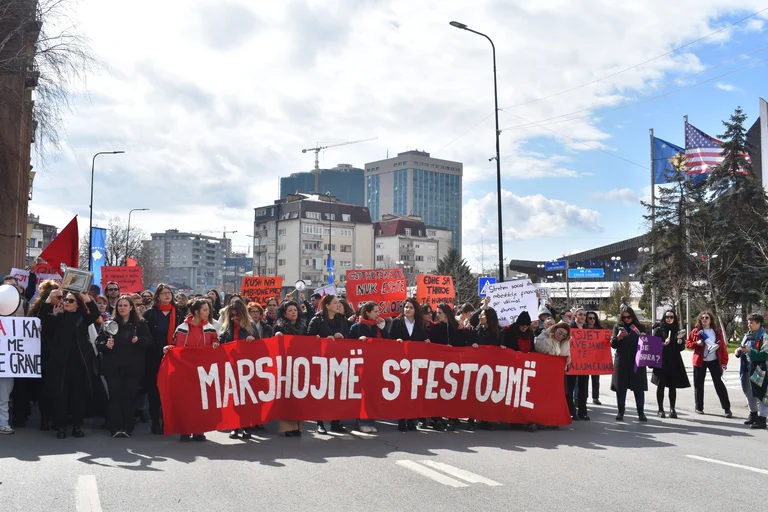 “ - Heute in Pristina, Marsch für Frauenrechte.
