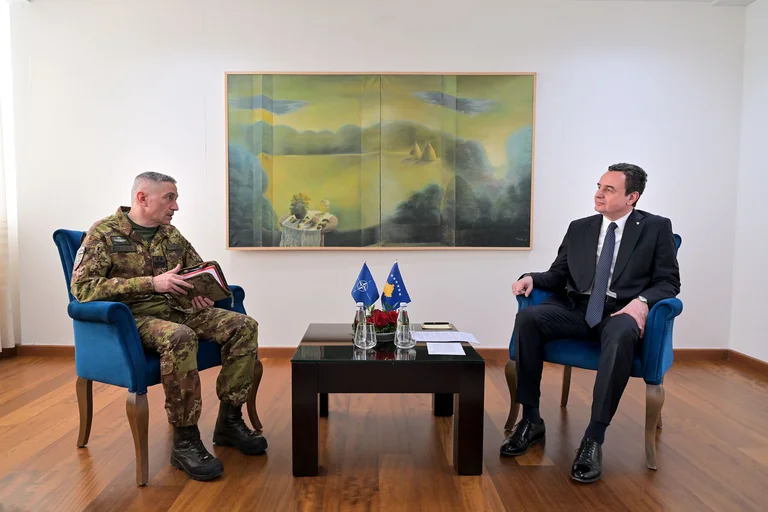 Kurti rencontre le commandant de la KFOR : Visite du chef de l'OTAN au Kosovo