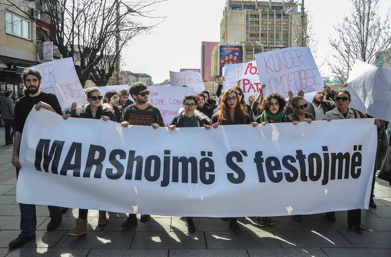 Märzes für Frauen in Pristina