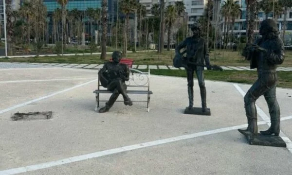 Albanischer Vaki/ Singer Tina Turners Statue in Durres entdeckt