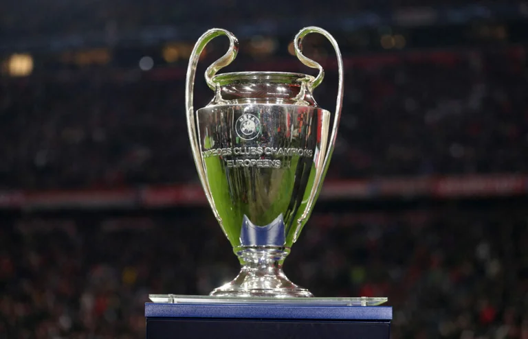 Erste Match Formation von 1/8 der Finals bei der Champions League