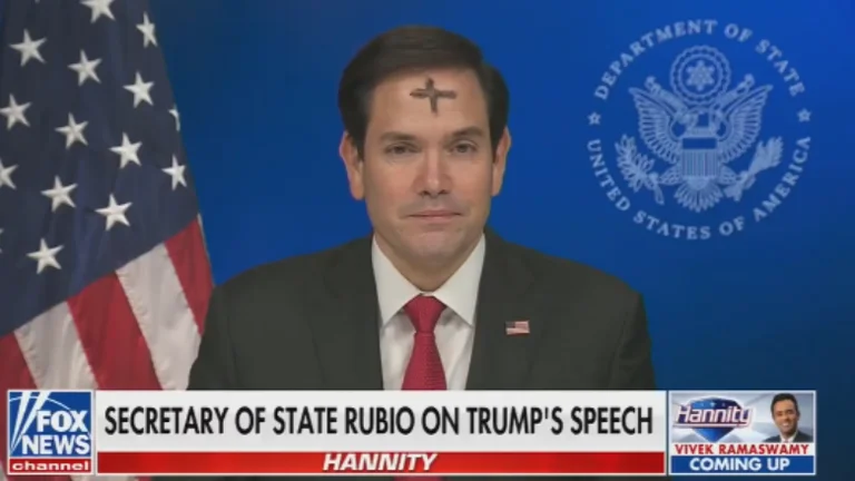 Strange: US-Staatssekretär zeigt sich im Fernsehen mit Kreuz auf seinem Stirn, diese Aktion hat einen Grund