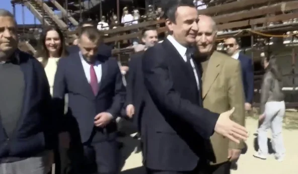 ) P DK, PDK, PDK): Kurti né a Prekaz è accolto, seguito da cheers (Video)