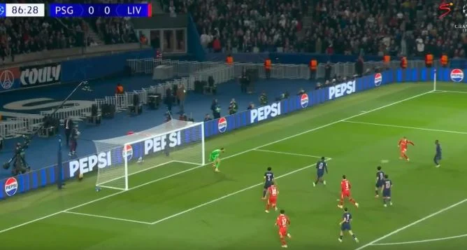 Mientras estaba en el juego, Elliot sacudió París a la cima de Liverpool.