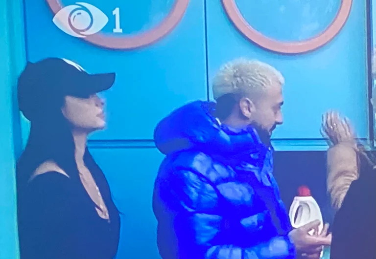 Elle veut sortir avec Jenny.
