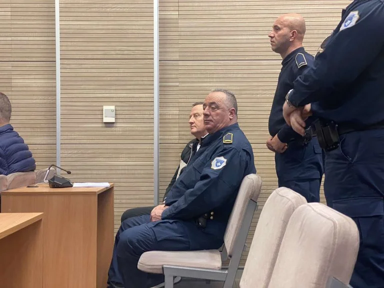 Deux suspects espionnants, Bedri Shaban et Muharrem Qerim, comparaissent devant le tribunal