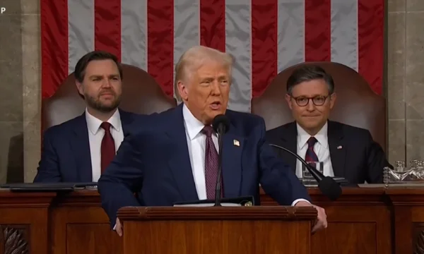 Coupez Trump devant le Congrès : D'une façon ou d'une autre, nous prendrons le Groenland.