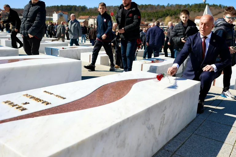 Haradinaj: famille Yasar, cœur de notre résistance, guerre de l'UCK, sceau de fierté