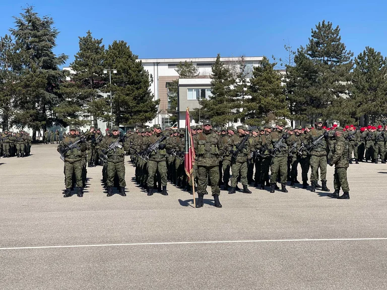 27 ans de l'ère de l'UCK, des soldats de la KSF prêts pour la cérémonie de la Quadrat Line