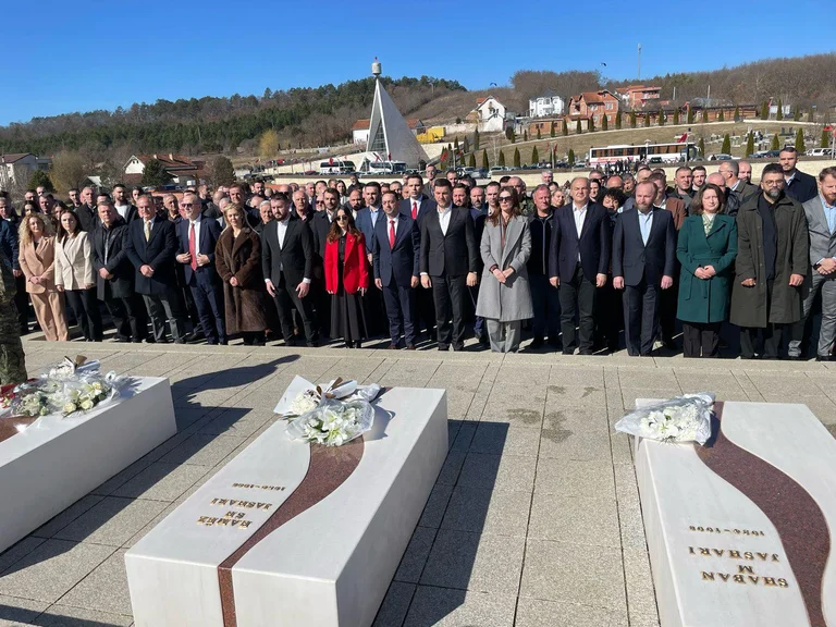 PDK rend hommage à Prekaz sur le cas initial de l'UCK Age