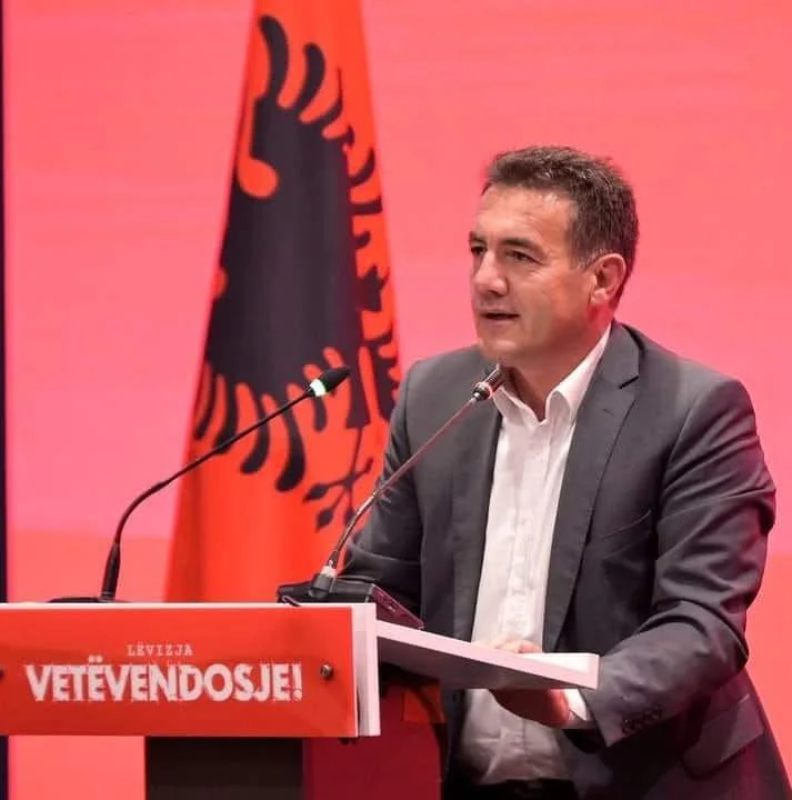 La secrétaire VV essaie de jouer l'expert: est en danger d'insulte pour le fils du héros Sali Chakaj