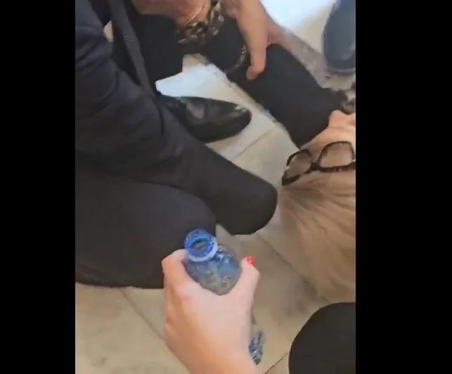 La situation au Parlement serbe : un moment où le député est inconscient