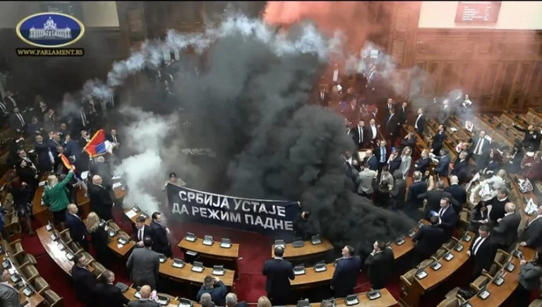 La fumée au parlement serbe se réchauffe