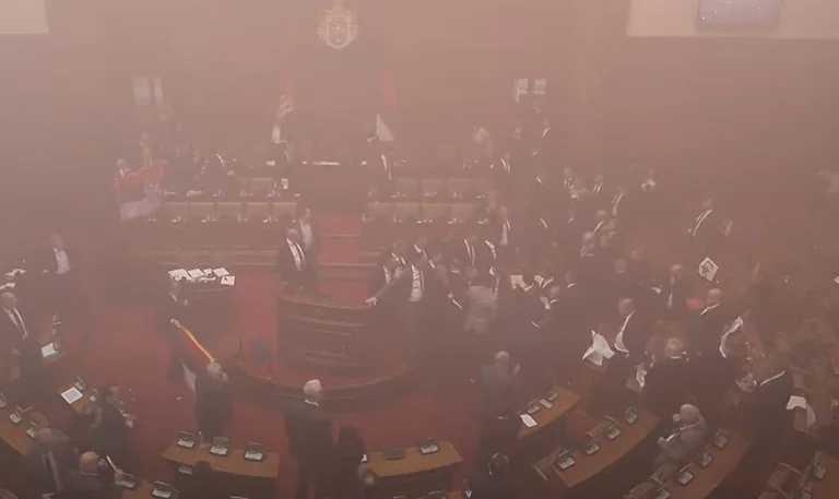 Caos en el Parlamento de Serbia: diputado serbio en estado de salud grave después de enfrentamientos