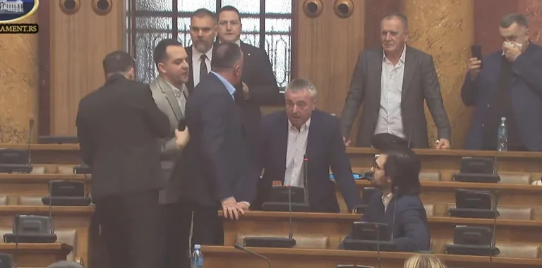 Macht in Serbien vergleicht die Aktionen der serbischen Opposition mit denen von Albin Kurti