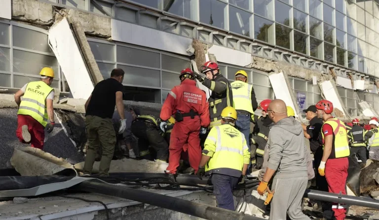 Una acusación surge por el colapso del refugio en la estación de hierro de Novi Sad