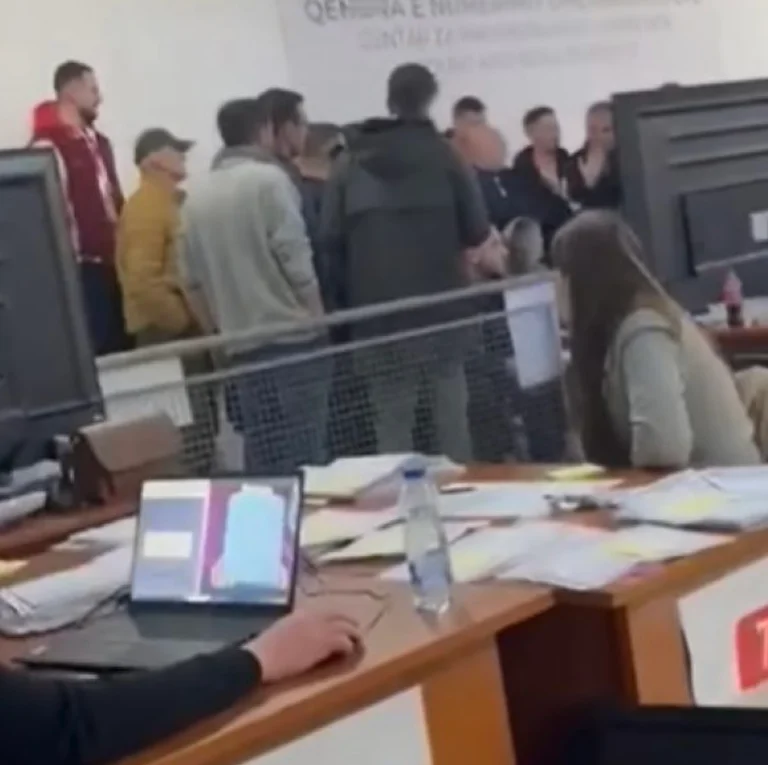Difficile débat entre Guni Geci et Alban Krasniqi de la VVR