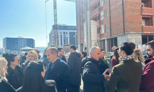 Kurt hizo caso omiso de la fiscalía, Svechla y otros funcionarios VV) se han reunido en Gjilan para esperar a Kurti