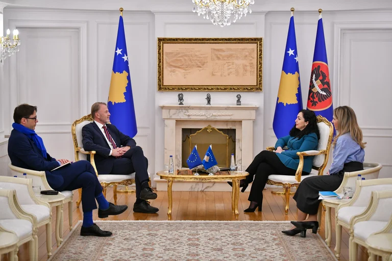 Eine Reihe von Besuchen in Kosovo durch EU-Beamte in den Wochen und Monaten nach” werden gewarnt