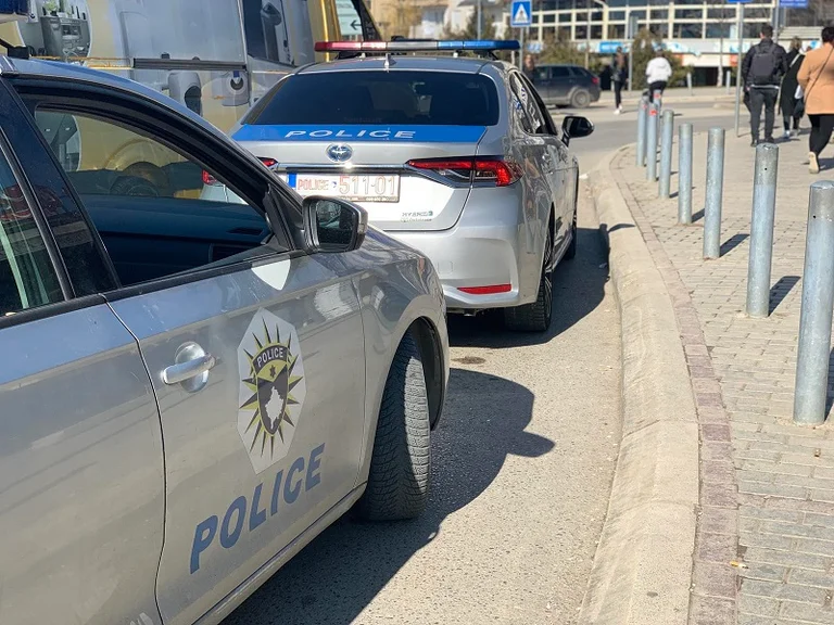 Blessé une personne à Pristina, police : deux suspects en fuite