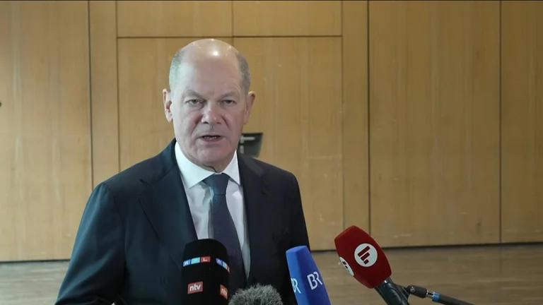 Scholz reagisce dopo il vertice di Londra: la base di tutto è un esercito forte per l'Ucraina