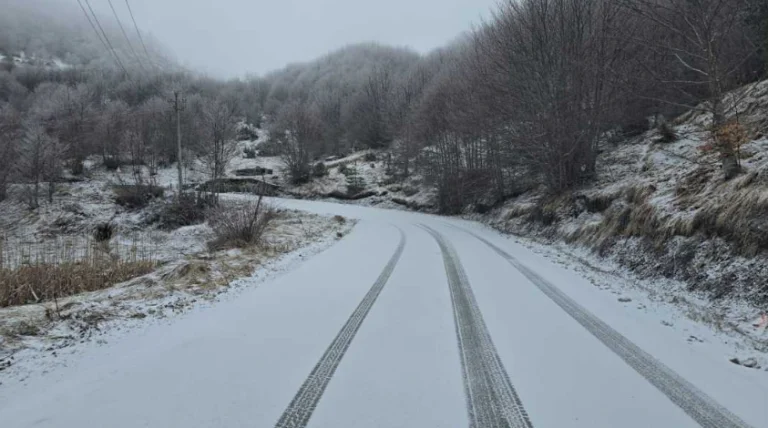 Certaines régions d'Albanie sont couvertes de neige, non préparées