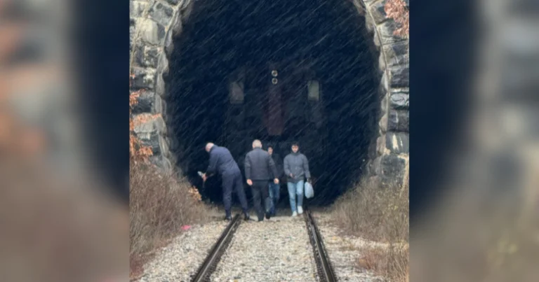 Pristina linea treno Peja si abbatte all'interno del tunnel, i viaggiatori costretti giù