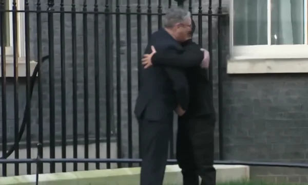 Der Moment, in dem der britische Premierminister Zelensky umarmt